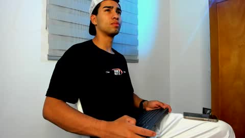 Snapshot of andy_0018 chatting on 01-11-25, 08:00 Andy online show from 01-11-25, 08:00