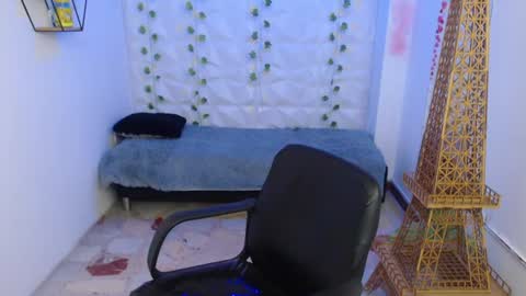 Snapshot of andy_norton chatting on 06-21-26, 03:03 Andy online show from 06-21-26, 03:03
