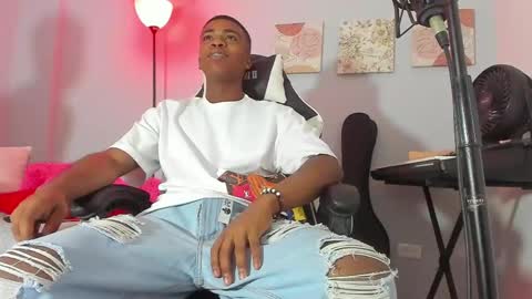 andy_smith333 online show from 01-09-25, 07:40