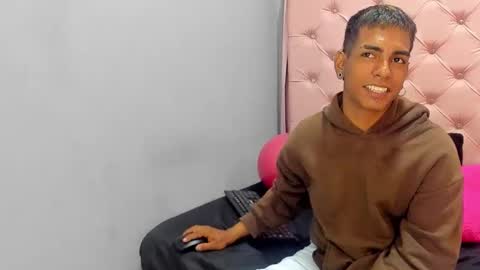 Snapshot of andyclouds21 chatting on 10-12-25, 03:44 andyclouds21 online show from 10-12-25, 03:44