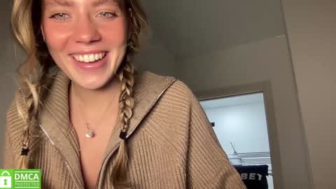 Snapshot of angel_from_sky chatting on 01-09-25, 01:56 Greetings Jess online show from 01-09-25, 01:56