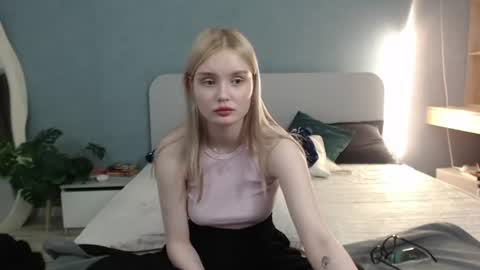 Snapshot of angel_share chatting on 06-18-26, 09:14 Angela online show from 06-18-26, 09:14
