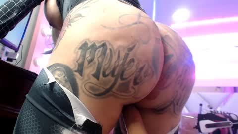 Snapshot of angelacianuro_2 chatting on 12-30-24, 03:36 Angela Cianuro online show from 12-30-24, 03:36