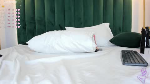 Snapshot of angelaluxi chatting on 02-04-25, 02:53 Angela online show from 02-04-25, 02:53