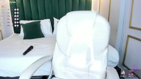 Snapshot of angelaluxi chatting on 02-19-25, 05:49 Angela online show from 02-19-25, 05:49