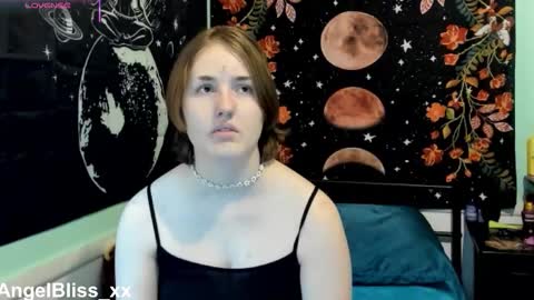 Snapshot of angelbliss_xx chatting on 11-22-25, 04:17 Angel online show from 11-22-25, 04:17