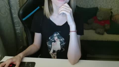 Snapshot of angelcute32 chatting on 11-19-25, 03:23 AngelCute32 online show from 11-19-25, 03:23