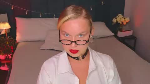 Snapshot of angelic_coy chatting on 06-25-26, 10:53 Angelic beauty online show from 06-25-26, 10:53
