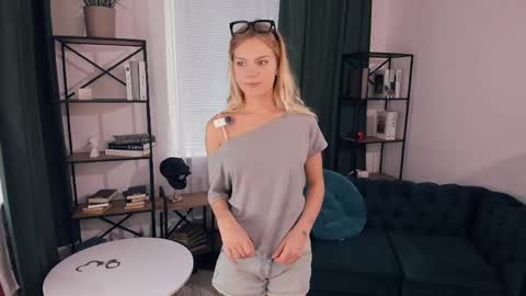 Snapshot of angelinahass chatting on 05-22-26, 08:53 Alice WOW online show from 05-22-26, 08:53