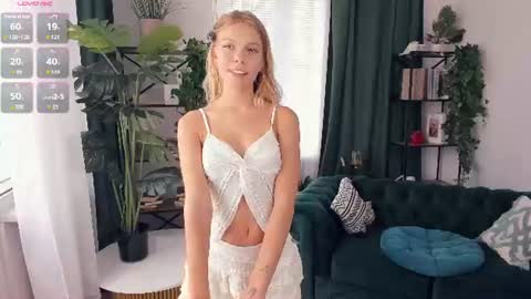 Snapshot of angelinahass chatting on 08-08-26, 08:49 Alice WOW online show from 08-08-26, 08:49