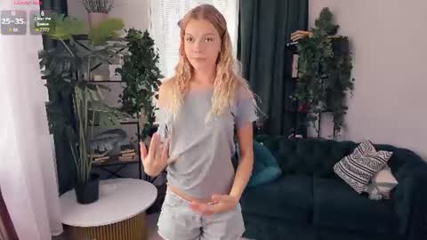 Snapshot of angelinahass chatting on 08-09-26, 08:41 Alice WOW online show from 08-09-26, 08:41