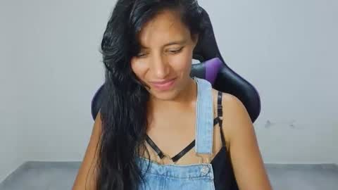 Snapshot of angelitaa_hot chatting on 07-14-26, 12:13 angela online show from 07-14-26, 12:13