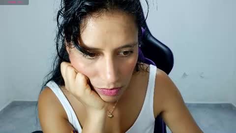 Snapshot of angelitaa_hot chatting on 07-17-26, 10:58 angela online show from 07-17-26, 10:58