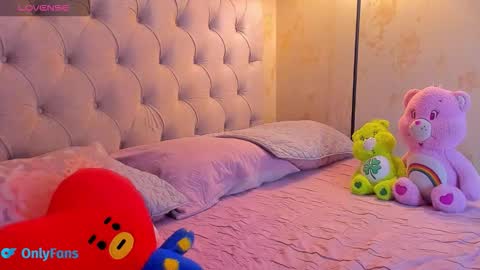 Snapshot of angelrose2323 chatting on 10-12-25, 05:06 angelrose2323 online show from 10-12-25, 05:06