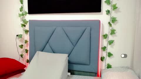 Snapshot of angie_arias chatting on 02-12-25, 10:56 Angie online show from 02-12-25, 10:56