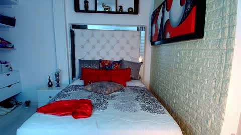 laura  online show from 10-31-25, 09:49