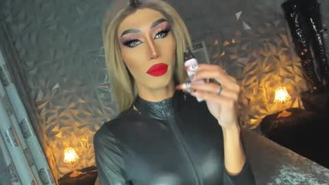 Snapshot of anitacruisze chatting on 01-09-25, 08:24 Miss Ann online show from 01-09-25, 08:24