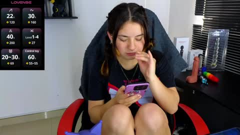 Snapshot of ann_cohen chatting on 12-20-24, 01:33 Only fans online show from 12-20-24, 01:33