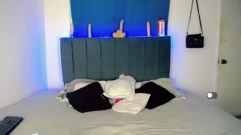 Anailyn figueroa online show from 10-30-25, 02:57