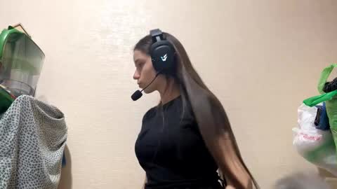 Snapshot of annabellemeireles chatting on 12-15-25, 10:47 Nika online show from 12-15-25, 10:47