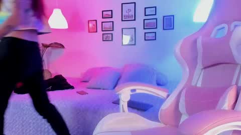 Snapshot of anne_bloom_ chatting on 12-30-24, 12:43 Anne online show from 12-30-24, 12:43