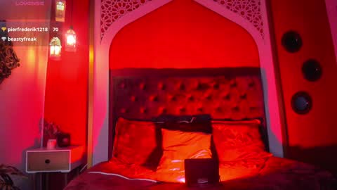 Snapshot of annejane_ chatting on 01-09-25, 01:08 Anne online show from 01-09-25, 01:08