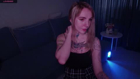 Snapshot of annetenet chatting on 10-10-25, 08:35 Annet online show from 10-10-25, 08:35