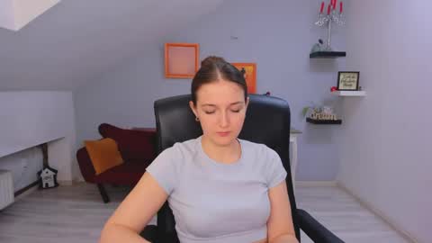 Snapshot of annewilsonn chatting on 04-22-26, 11:01 annewilsonn online show from 04-22-26, 11:01