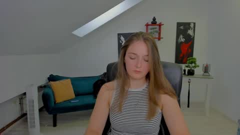 Snapshot of annewilsonn chatting on 05-20-26, 05:13 annewilsonn online show from 05-20-26, 05:13