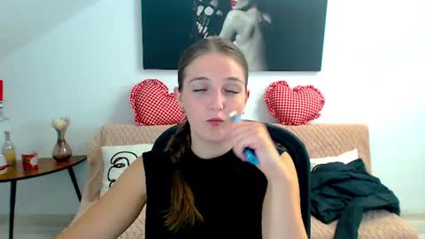 Snapshot of annewilsonn chatting on 07-21-26, 09:33 annewilsonn online show from 07-21-26, 09:33
