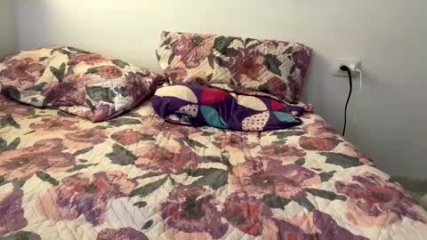 Annie  online show from 12-17-24, 07:48