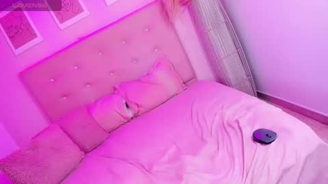 annie_dolce_ online show from 02-15-26, 07:51