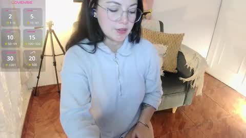 Snapshot of annie_swan_18 chatting on 02-19-25, 06:00 LAURA - A n n i e S w a n online show from 02-19-25, 06:00