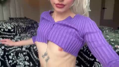 Snapshot of annieangel18 chatting on 12-17-25, 09:32 ONLY FANS online show from 12-17-25, 09:32