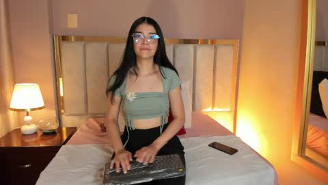 Snapshot of anniebluee_ chatting on 05-08-26, 11:59 Annie Bluee online show from 05-08-26, 11:59
