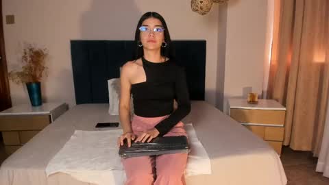Snapshot of anniebluee_ chatting on 05-18-26, 12:33 Annie Bluee online show from 05-18-26, 12:33