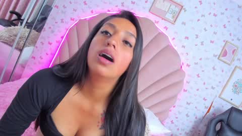 Snapshot of anniee_love_ chatting on 12-17-24, 12:45 Anto online show from 12-17-24, 12:45