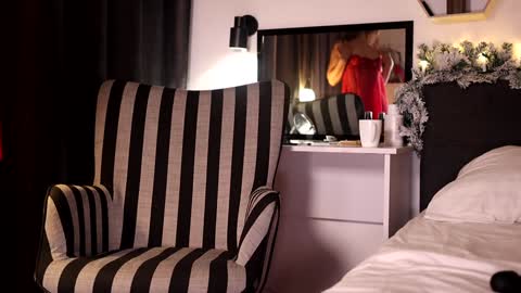 Snapshot of annittastar chatting on 12-17-24, 01:50 annittastar online show from 12-17-24, 01:50