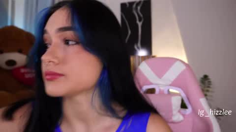 Snapshot of annyhizzle chatting on 05-19-26, 04:19 online show from 05-19-26, 04:19