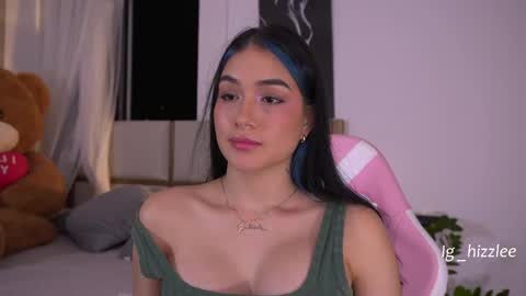 Snapshot of annyhizzle chatting on 05-29-26, 11:36 online show from 05-29-26, 11:36