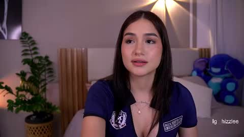 Snapshot of annyhizzle chatting on 07-17-26, 12:17 online show from 07-17-26, 12:17