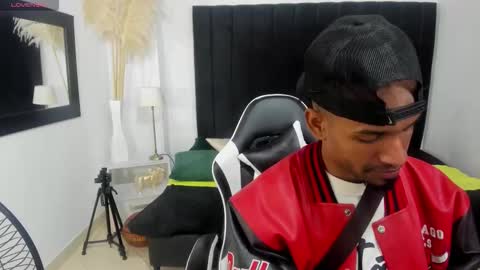       online show from 12-18-25, 12:17