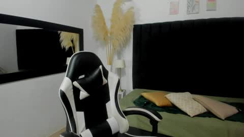 Snapshot of anthoy_wayans chatting on 05-17-26, 12:19 online show from 05-17-26, 12:19