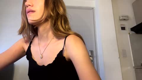 Snapshot of antonellarossii_ chatting on 01-22-25, 04:55 Antonella  online show from 01-22-25, 04:55