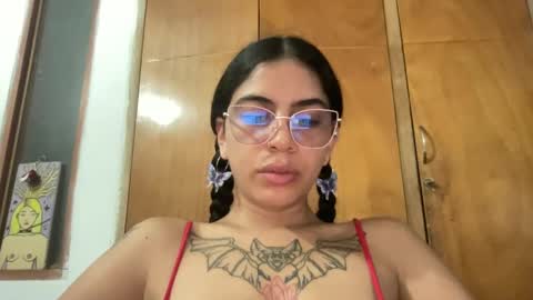 Snapshot of antoniabloom chatting on 02-25-25, 10:50 Antonia online show from 02-25-25, 10:50