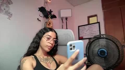 Snapshot of antoniabloom chatting on 09-10-25, 05:46 Antonia online show from 09-10-25, 05:46