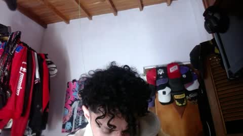 Snapshot of apolo_s chatting on 06-10-26, 05:39 Andres online show from 06-10-26, 05:39