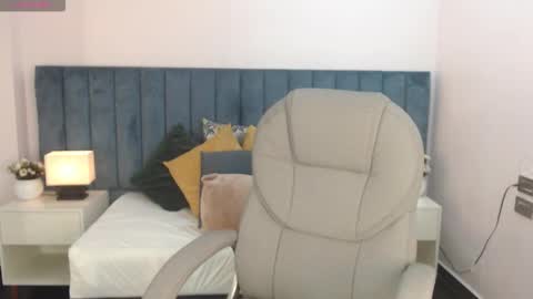 Snapshot of april__bunny chatting on 11-18-25, 08:57 April Bunny online show from 11-18-25, 08:57