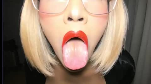 Snapshot of aqueenofcumxx chatting on 10-12-25, 05:12 Alicia online show from 10-12-25, 05:12