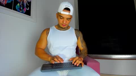 Snapshot of aquiles_elpapi chatting on 09-26-25, 12:42 AquilesElpapi online show from 09-26-25, 12:42